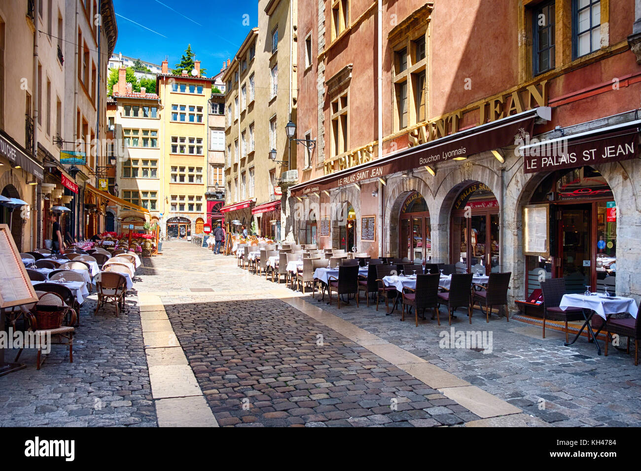 Restaurants in einer Kopfsteinpflasterstraße, die zum Mittagessen geöffnet ist, Rue St Jean, Old Lyon, Framce Stockfoto