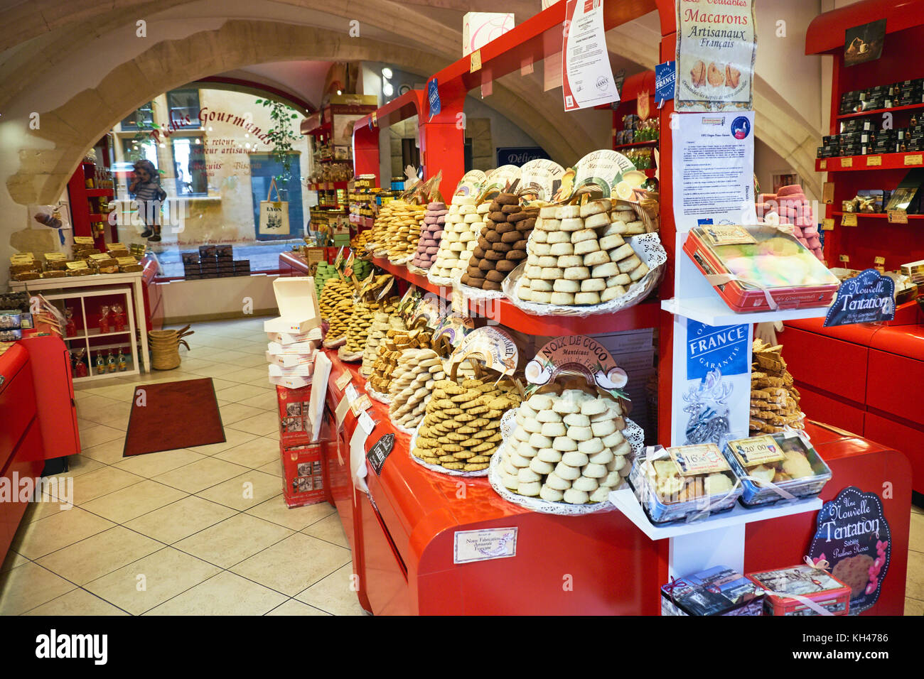 Konditorei Interieur mit geschmackvoll eingerichteten Süßigkeiten, Lyon, Frankreich Stockfoto
