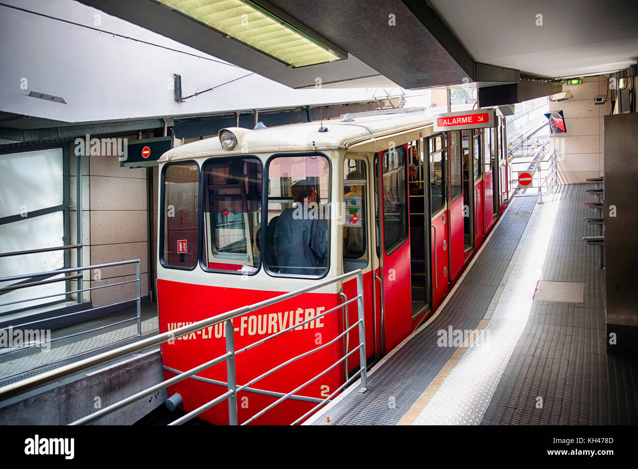 Red Lyon Standseilbahn F2 Auto am Bahnhof Saint-Jean, Lyon, Frankreich Stockfoto