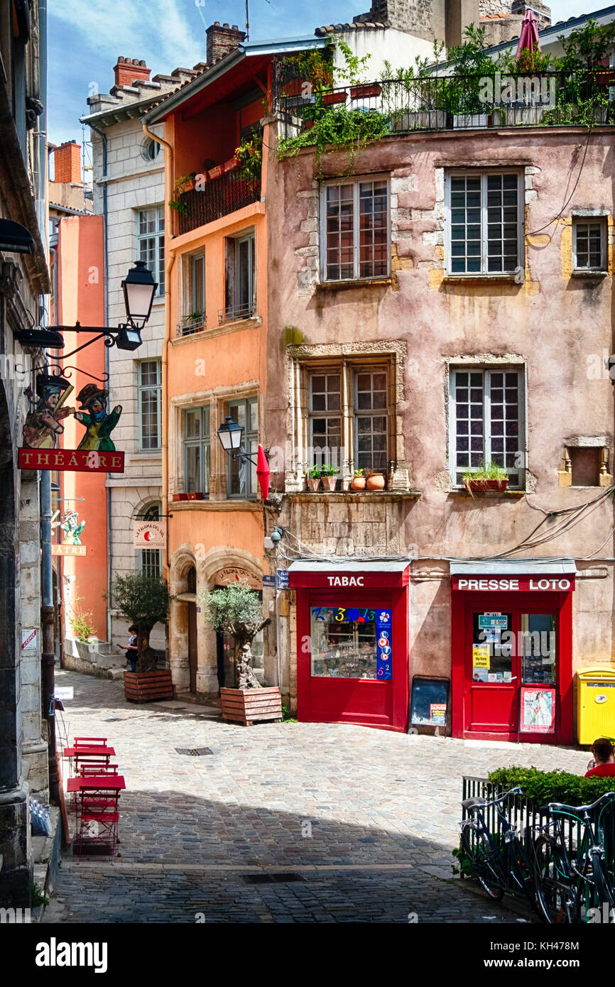 Straße Ecke mit Geschäfte und Theater Zeichen, das alte Lyon, Auvergne-Rh ône-Alpes, Frankreich Stockfoto