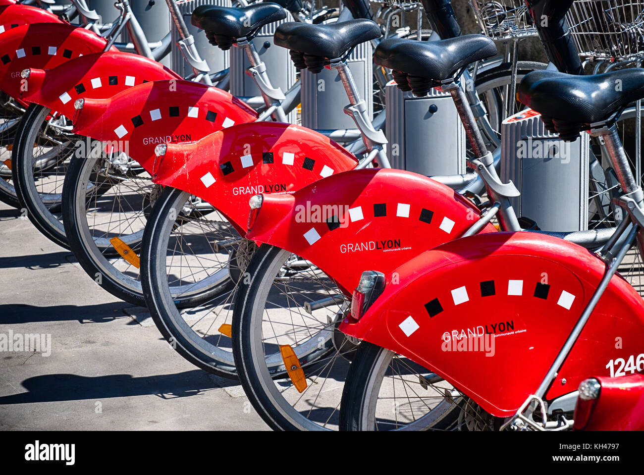 Nahaufnahme von roten Citybikes, Lyon, Frankreich Stockfoto