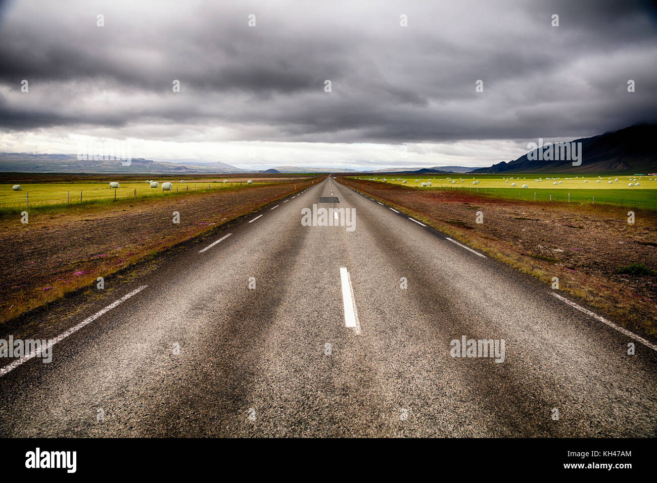 Country Road Perspektive, Snaefellnsess Halbinsel im südlichen Island Stockfoto