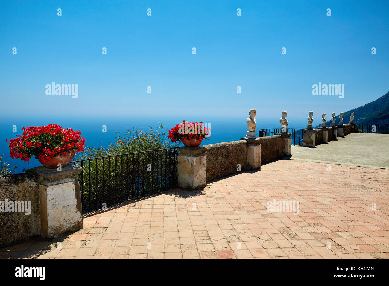 Terrasse der Unendlichkeit mit Blumen und Topfpflanzen Statuen, Villa Cimbrone, Ravello, Kampanien, Italien. Stockfoto