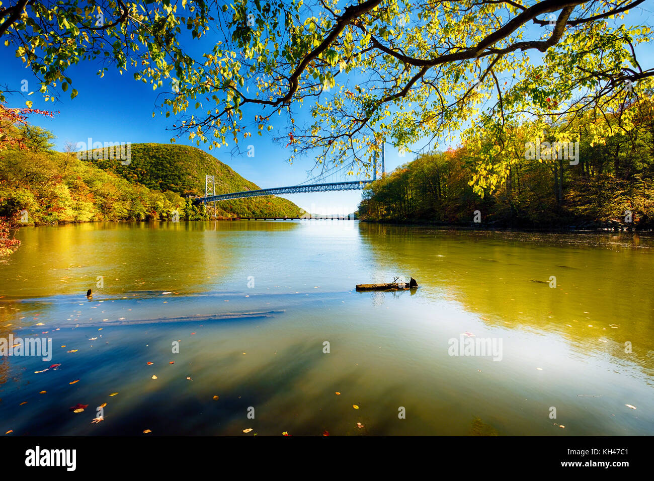 Flacher Blick nach Osten auf die Bear Mountain Bridge, Montgomery, New York Stockfoto