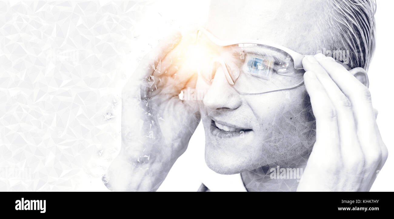 Digitale transformation Unterbrechung jeder Branche Technologie Konzept. Kunden mit smart Gläser Erfahrung augmented reality mit Bördel Lichteffekt Stockfoto