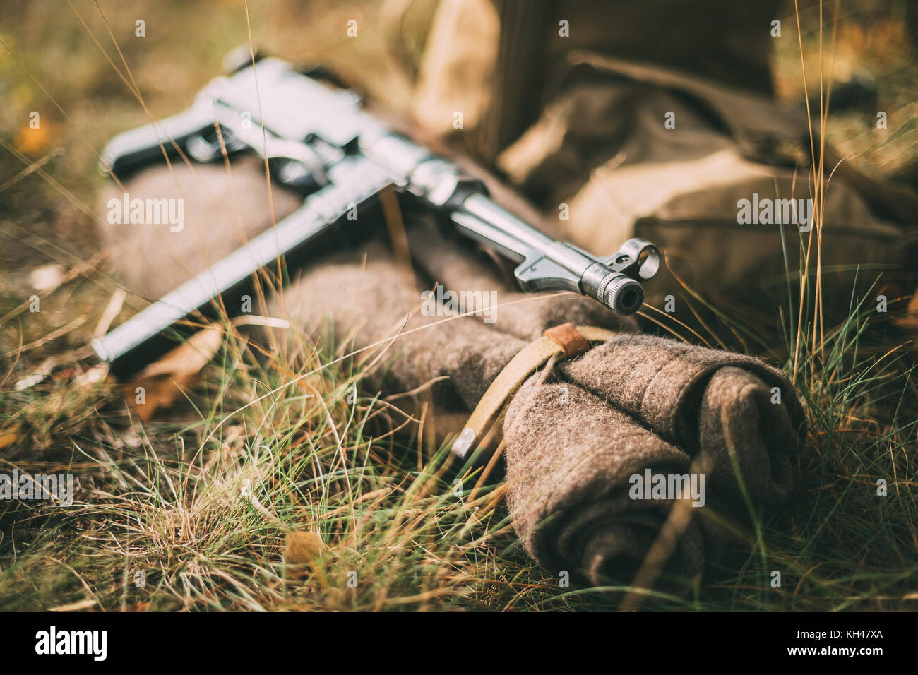 Deutsche Wehrmacht Maschinenpistole des zweiten Weltkriegs MP 40 am Boden. Die MP 40 (MP 40) ist in Nazi-Deutschland entwickelte Maschinenpistole und Stockfoto