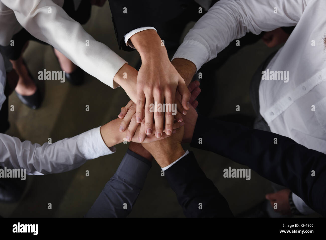 Business Menschen Hand in Hand im Büro. Konzept der Teamarbeit und Partnerschaft Stockfoto