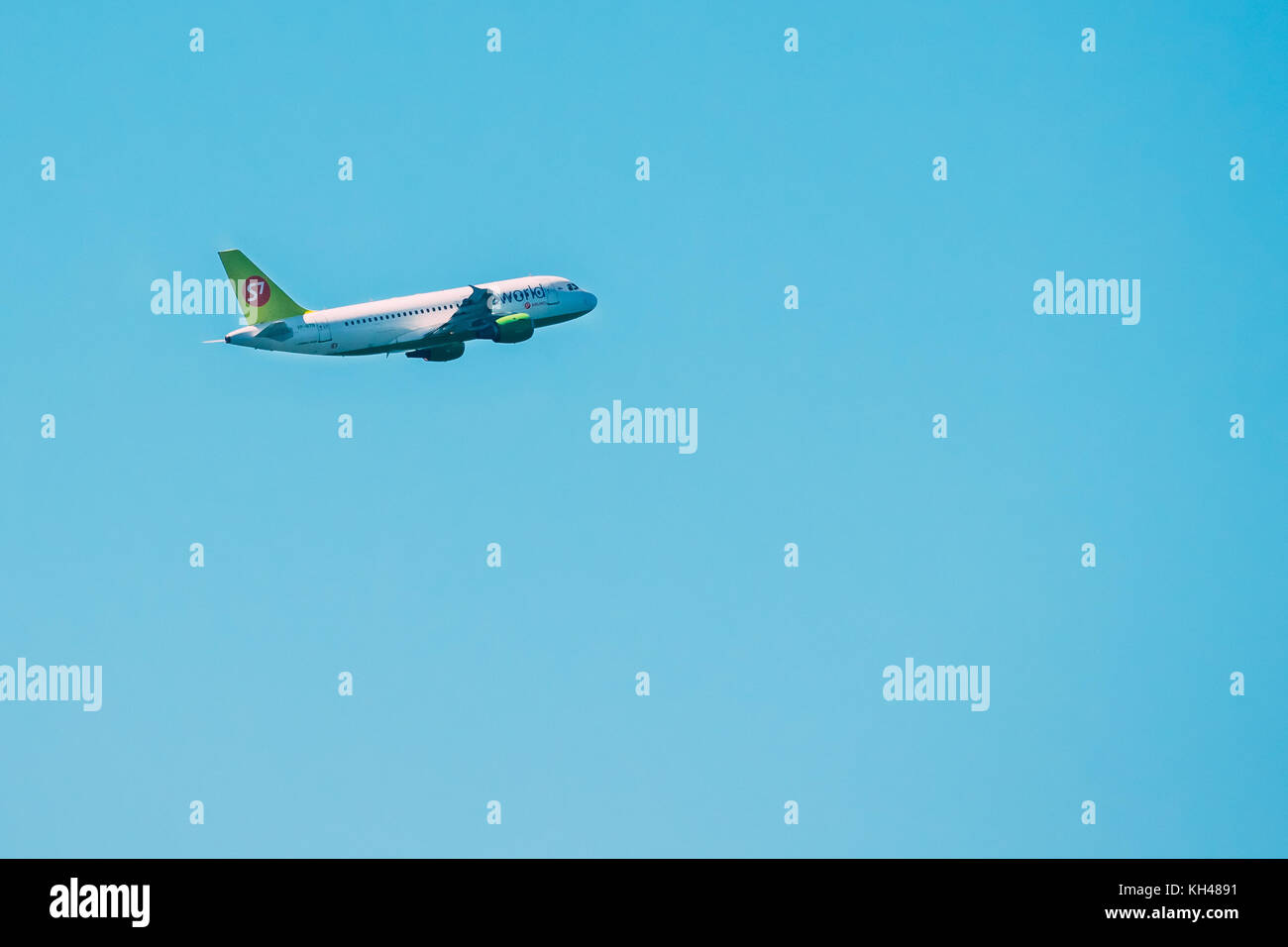 Batumi, Adscharien, Georgien - 9. September 2017: Flugzeug der Fluggesellschaft S7 Airlines fliegen im Himmel Stockfoto