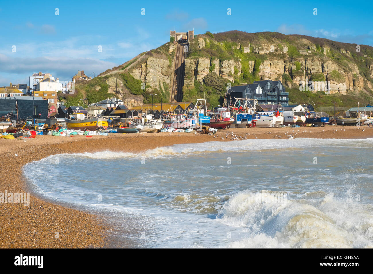 Hastings Fischerboote auf die Altstadt Stade Fischer's Beach, Rock-a-Nore, East Sussex, Großbritannien gezeichnet Stockfoto