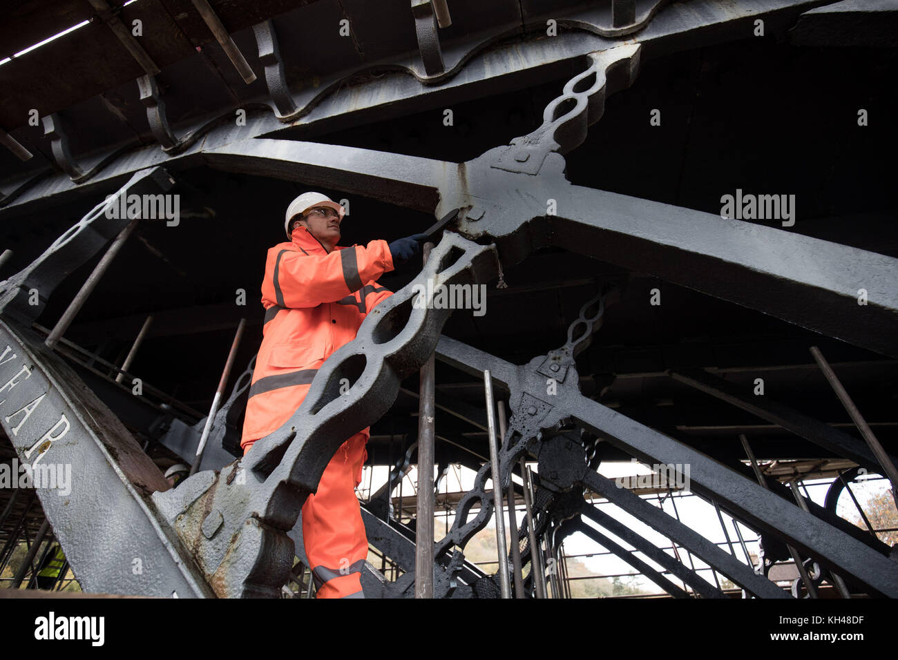 Spezialisierte Restauratoren, die für English Heritage arbeiten, beginnen mit wichtigen Reparaturarbeiten an der Iron Bridge, über dem Fluss Severn in Shropshire, in einem &pound;3.6 Millionen Projekt, um sie zu erhalten. Die Brücke, die 1779 errichtet wurde, war die erste einspannige Bogenbrücke der Welt, die aus Gusseisen gefertigt wurde und einen Wendepunkt in der britischen Ingenieurskunst markierte. Stockfoto