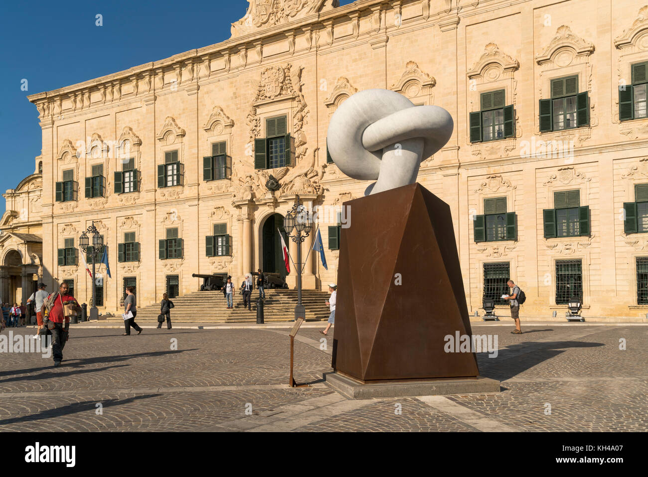 Auberge de Castille vor der Auberge de Castille, Castille Square, Valletta, Malta Knotendenkmal vor der Auberge de Castille, Castille Squa Stockfoto