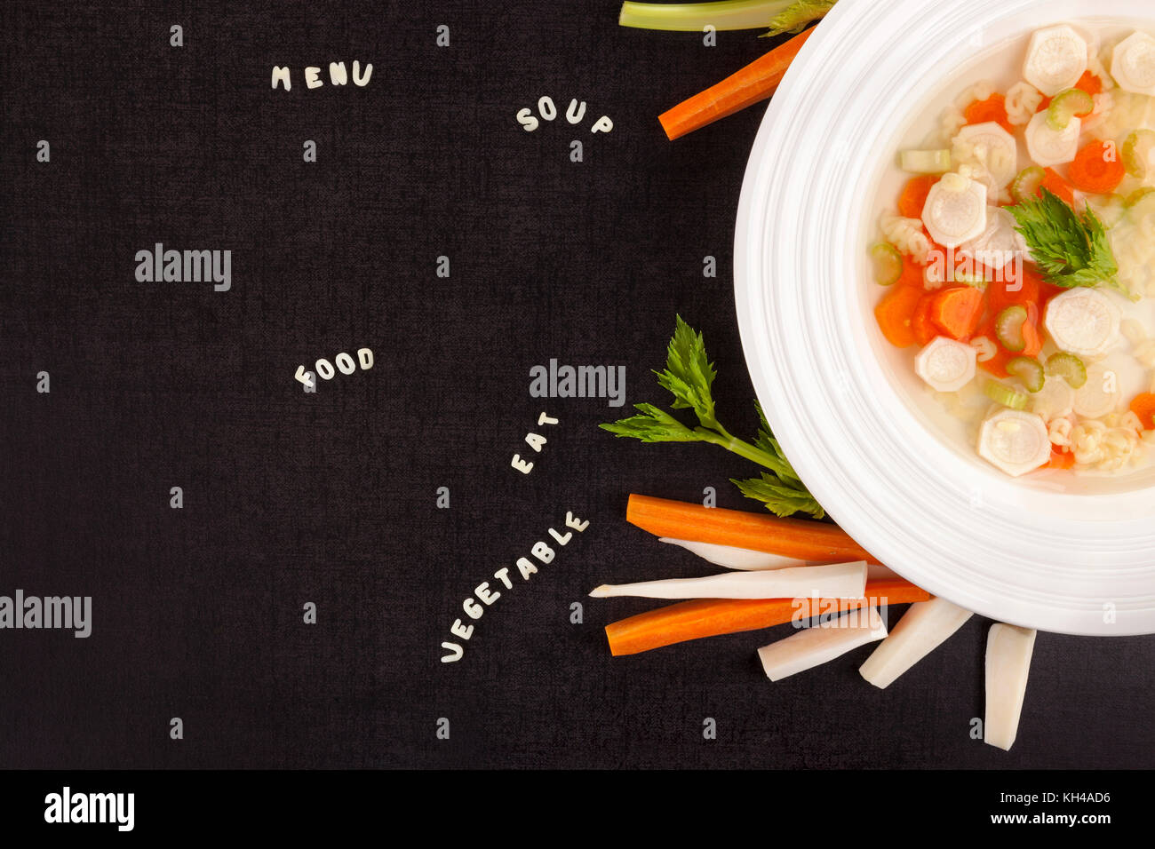 Gesunde Gemüsesuppe mit Alphabet Nudeln von oben. abc pasta Buchstaben. Mittagsmenü. gemüsebrühe Bouillon. Stockfoto