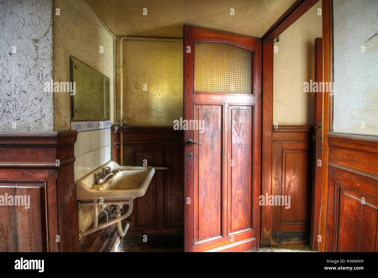 Lüttich, Belgien: eindringliche Bilder enthüllen die Überreste eines verlassenen Belgischen Herrenhaus, das ist in den 40er Jahren stecken geblieben zu sein. Spine-chilling Bilder Mail-abruf Stockfoto