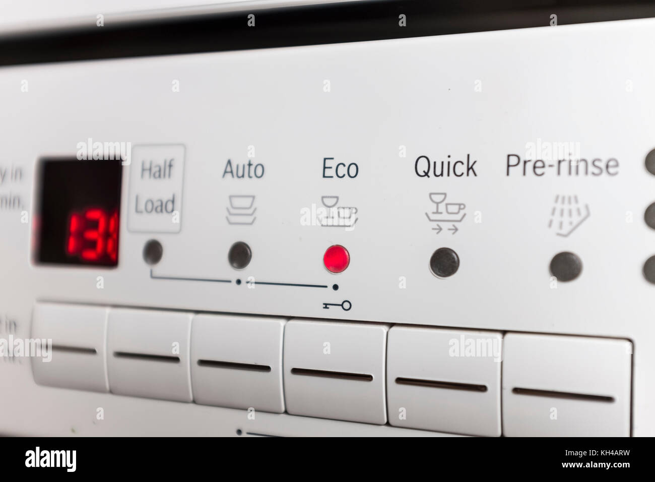 Bedienfeld der weißen Geschirrspüler waschen bei Eco-Modus einstellen Stockfoto