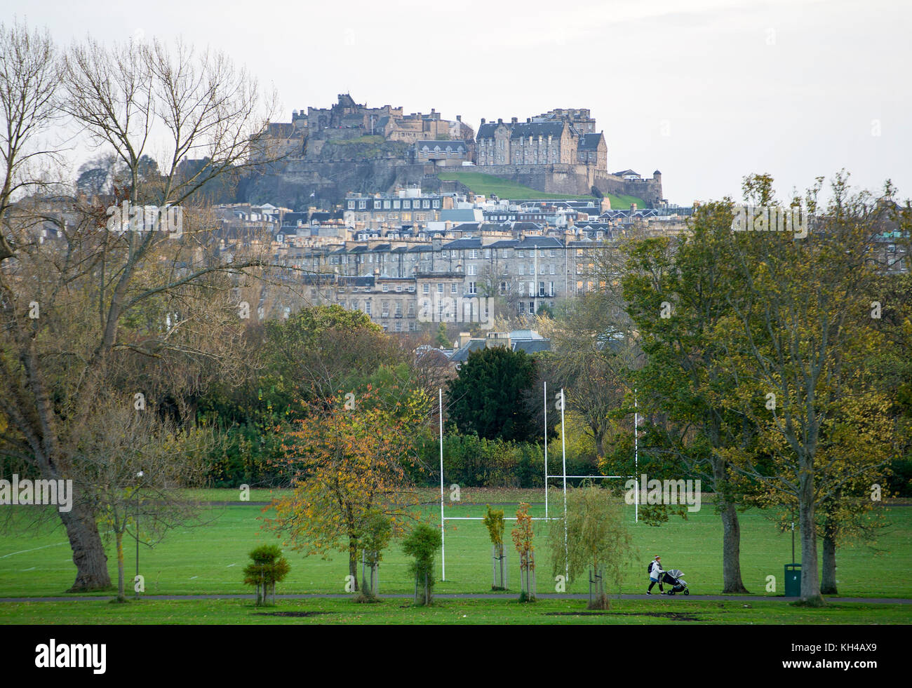 Blick auf die Burg von Edinburgh von inverleith Park, Edinburgh. Stockfoto