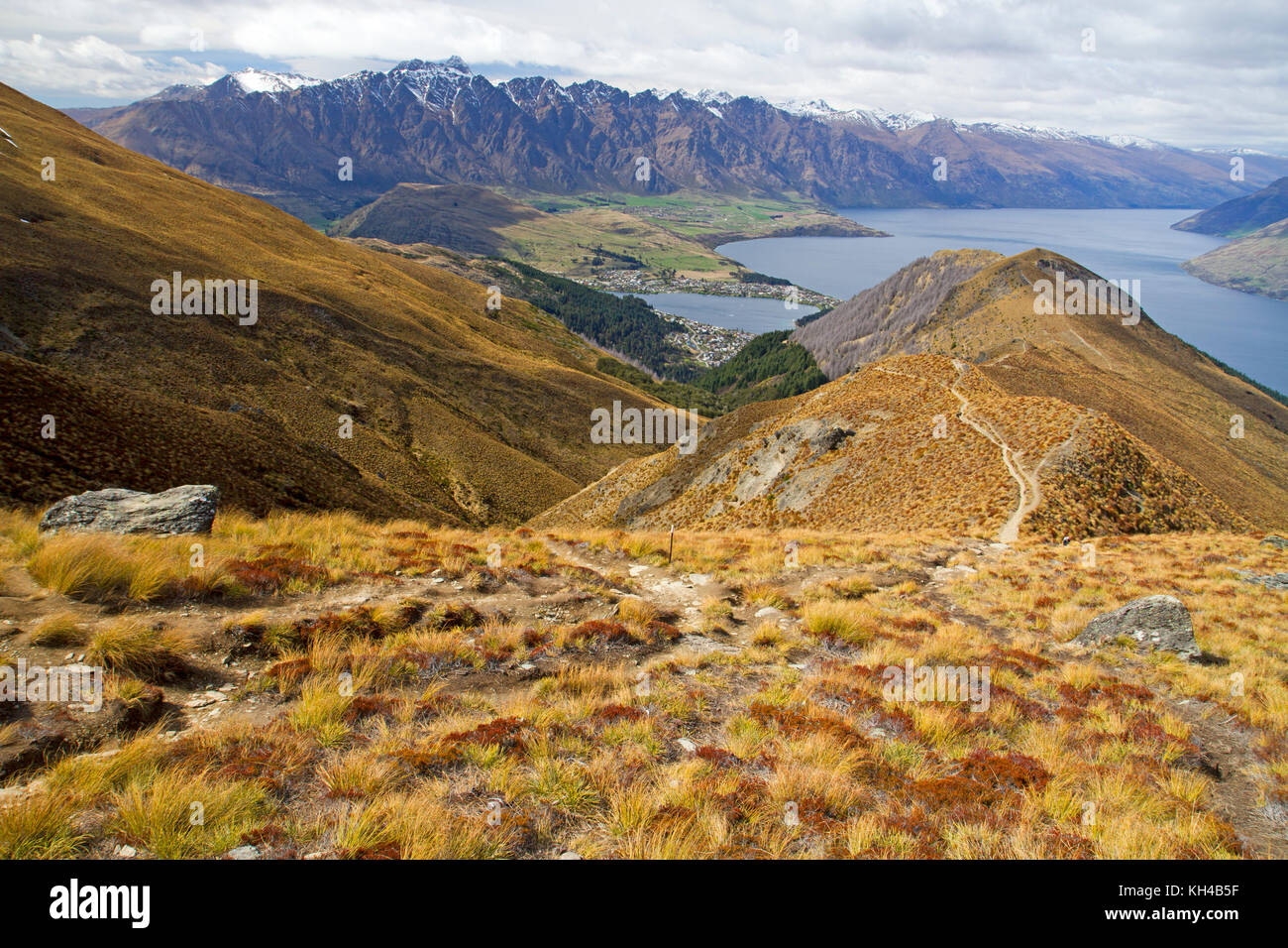 Blick auf Queenstown und den Lake Wakatipu von den Hängen des Ben Lomond Stockfoto