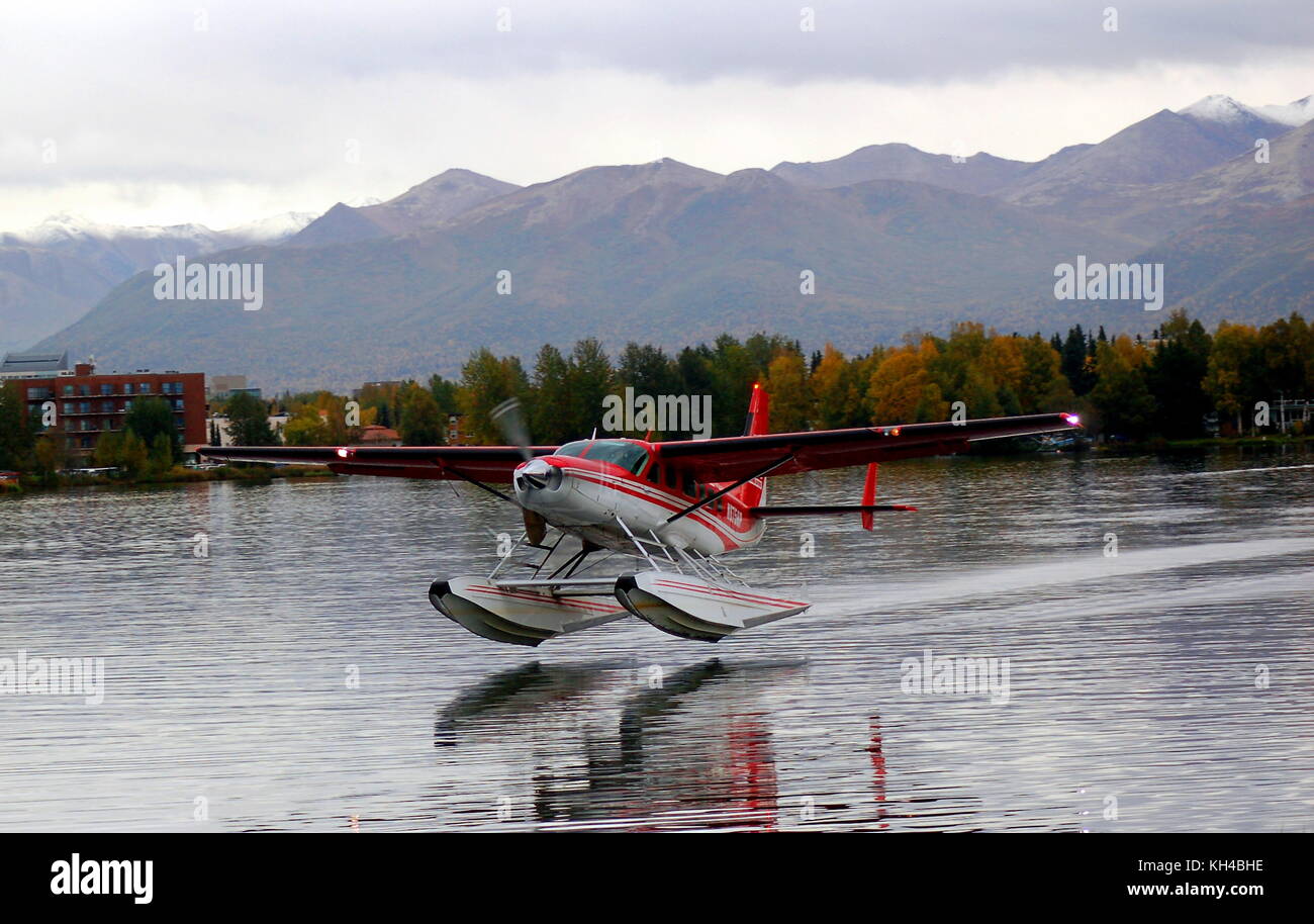 Eine Cessna Caravan mit dem Wasserflugzeug über unten am Lake Hood Seaplane Base in Anchorage, Alaska zu berühren Stockfoto