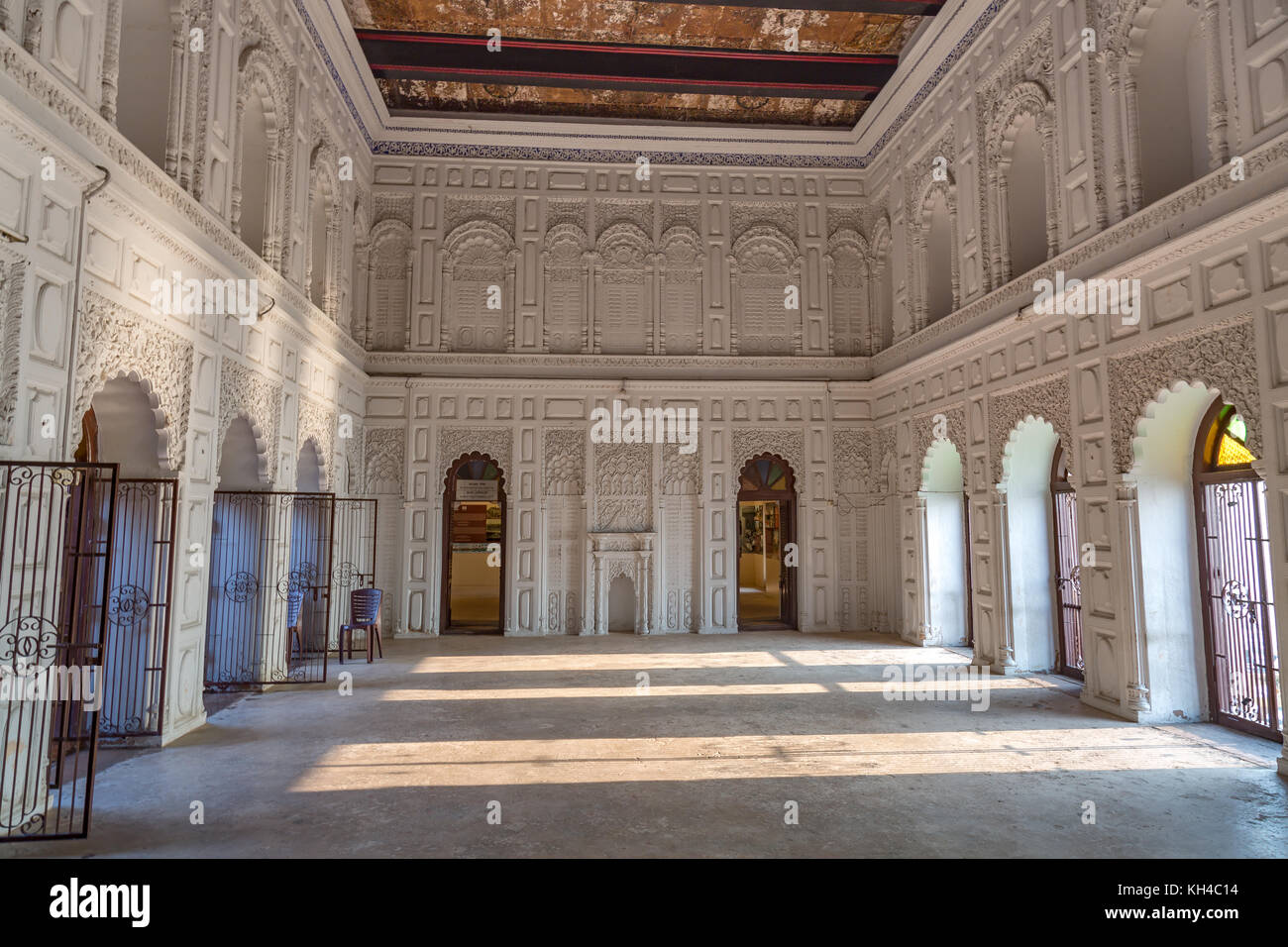 Royal Residence Hall Zimmer mit Innen Artwork in einem alten Gebäude in der Nähe von Maan mandir Ghat, varanasi Indien. Stockfoto