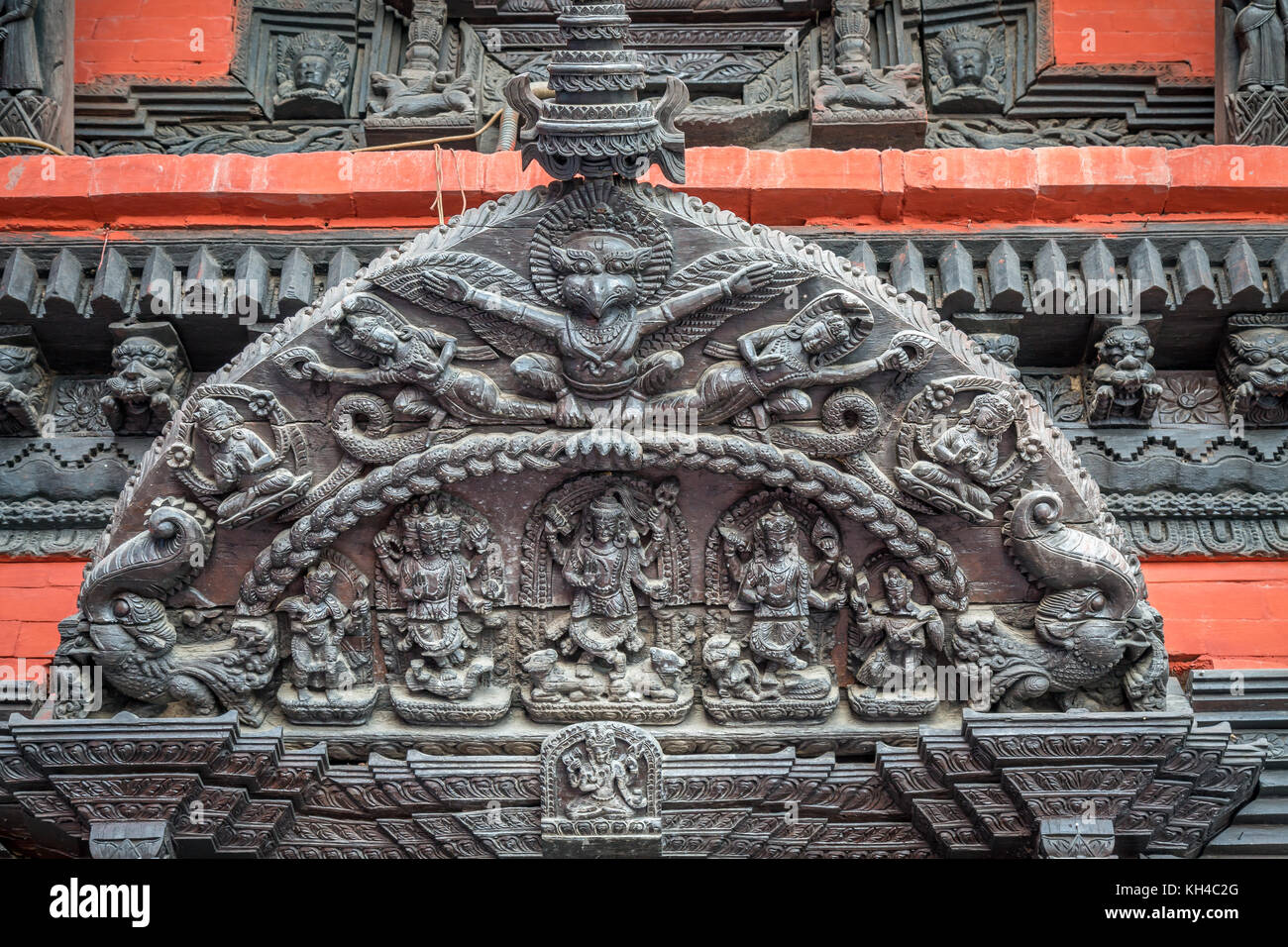 Antike Tempel mit aufwändigem Artwork der hinduistischen Gottheiten in Varanasi Indien Stockfoto