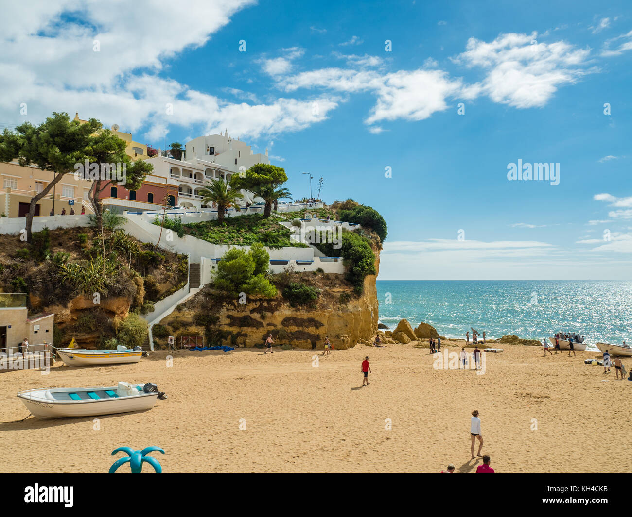 Carvoeiro, Portugal - Oktober 20, 2017: Carvoeiro Strand an der südlichen Atlantikküste Portugals. Stockfoto