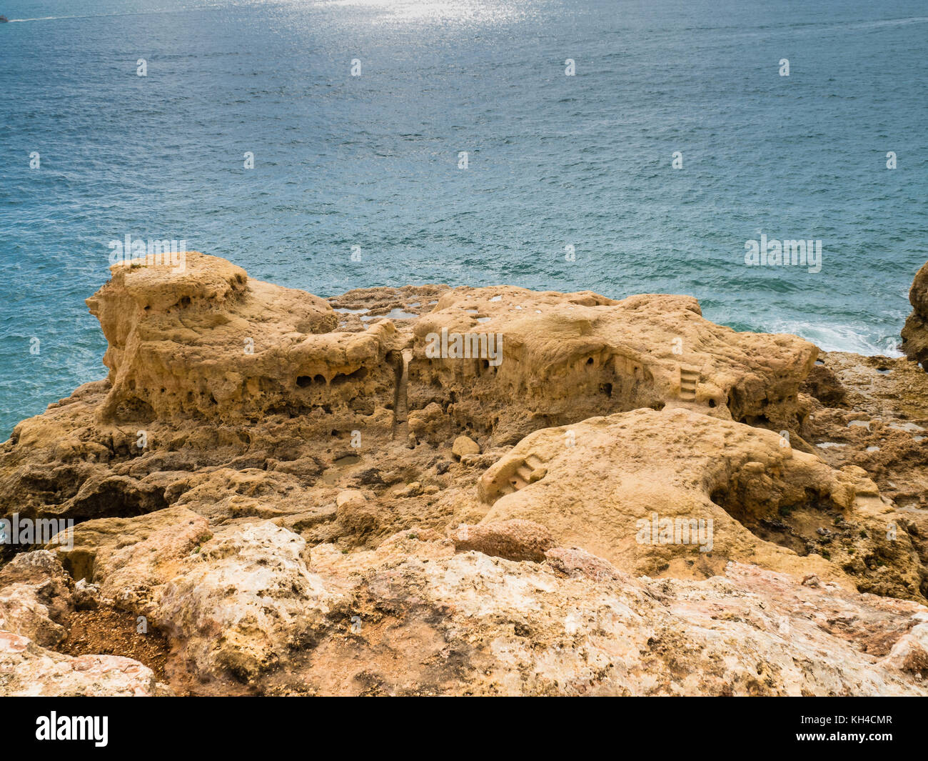 Reef Formation aus Sandstein an der Küste von Carvoeiro im südlichen Portugal Stockfoto