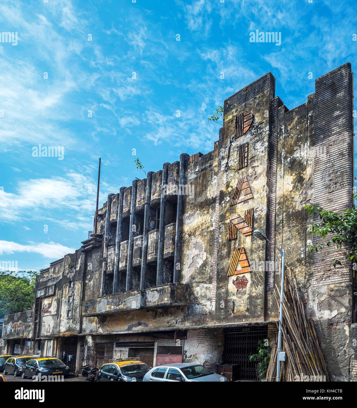 diana Talkies, Tardeo, Mumbai, Maharashtra, Indien, asiatisch-indischer artdeco; Kunst; Deko; Bombay; Gebäude; Struktur; Fassade; Wohnung; Erbe; Motiv; Stil; Architektur; einzigartig; historisch; Schifffahrt; fort; unesco; Revier; viktorianisch; gotisch; Charakter; Ensemble; Stockfoto
