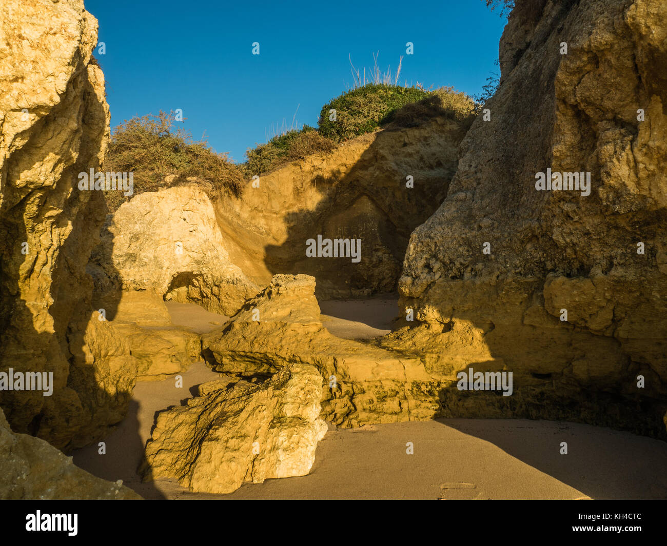 Sandstein Küste mit Sandstränden zu Gale an der Südküste Portugals Stockfoto