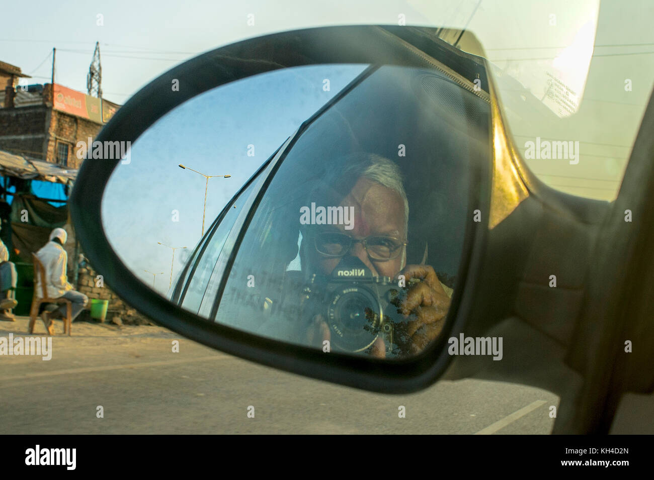 Mann unter selfie im Auto Spiegel, Jharkhand, Indien, Asien Stockfoto