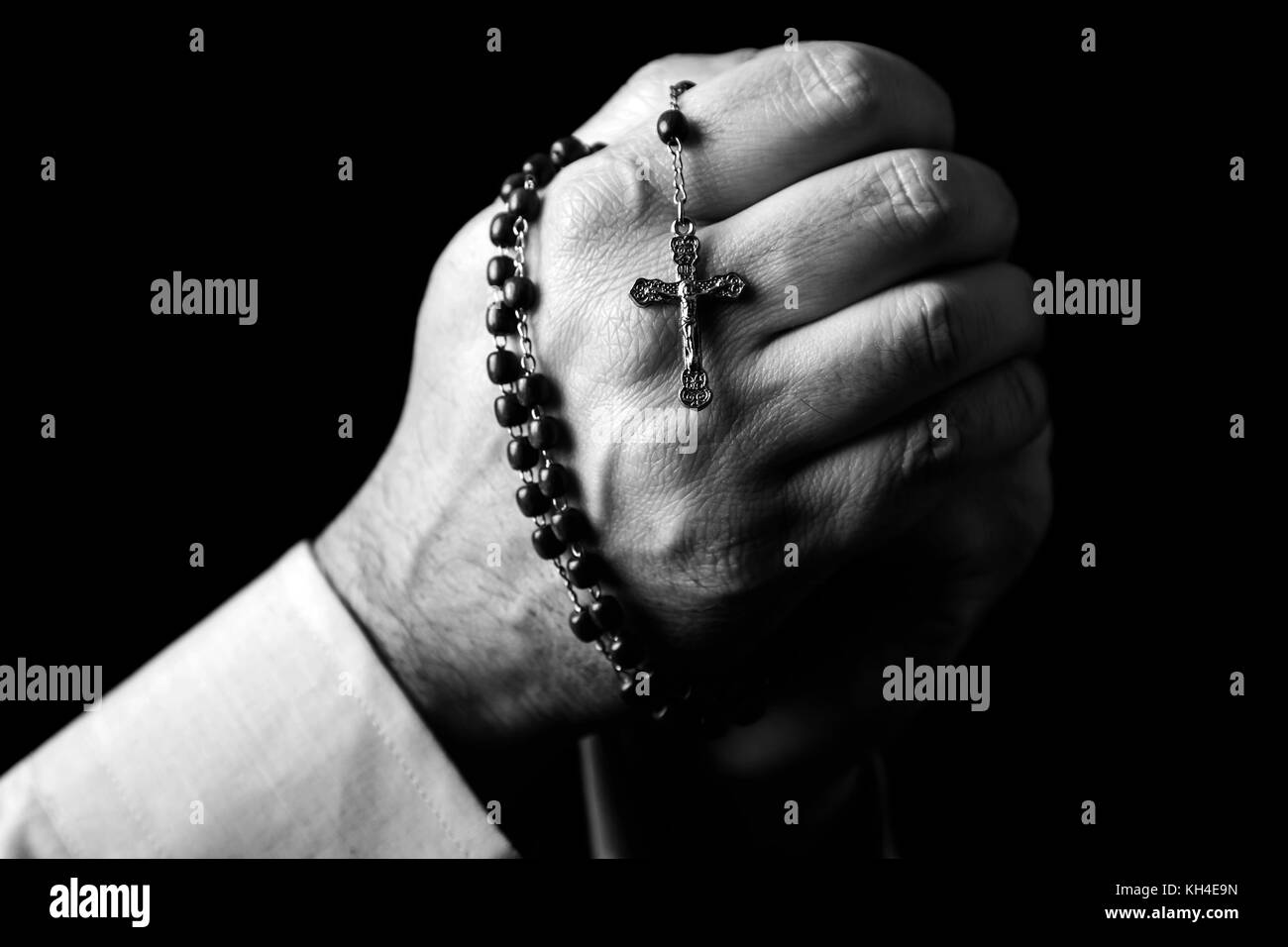 Hand mit rosenkranz Schwarzweiß-Stockfotos und -bilder - Alamy