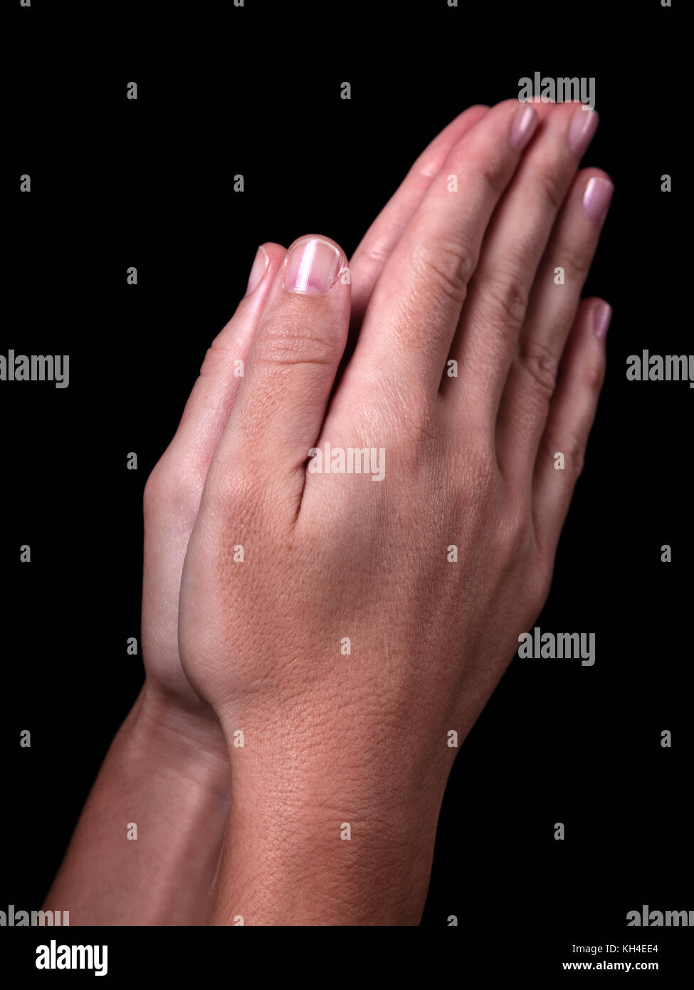 Weibliche Hände betend mit Handflächen zusammen. schwarzer Hintergrund. bis in der Nähe der Frau Hand. Konzept für Gebet, Beten, Glauben, Religion, religiös, Anbetung Stockfoto
