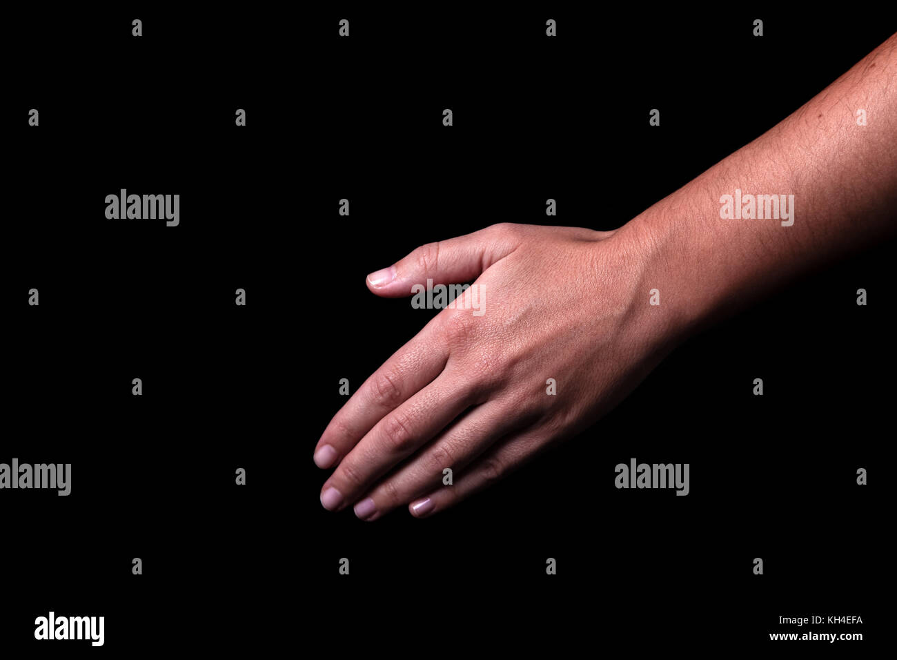 Weibliche Hand erreichen oder nach unten zeigt. Konzept für die Rettung, Rettung, Freundschaft, Anleitung, Hilfe, helfen. schwarzen Hintergrund. Stockfoto