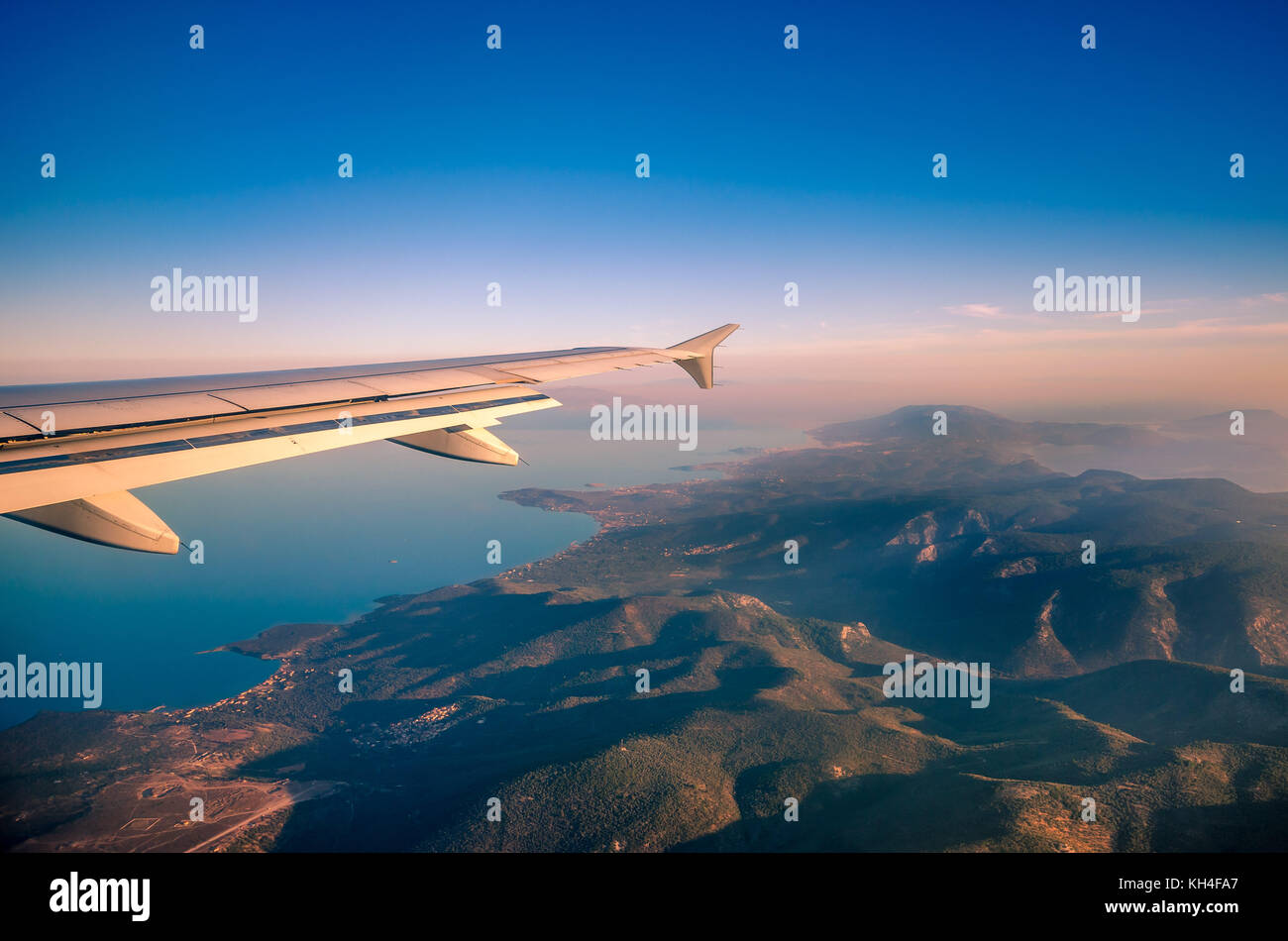 Blick aus dem Flugzeug Fenster am Himmel. Flug über die Ägäis. Stockfoto