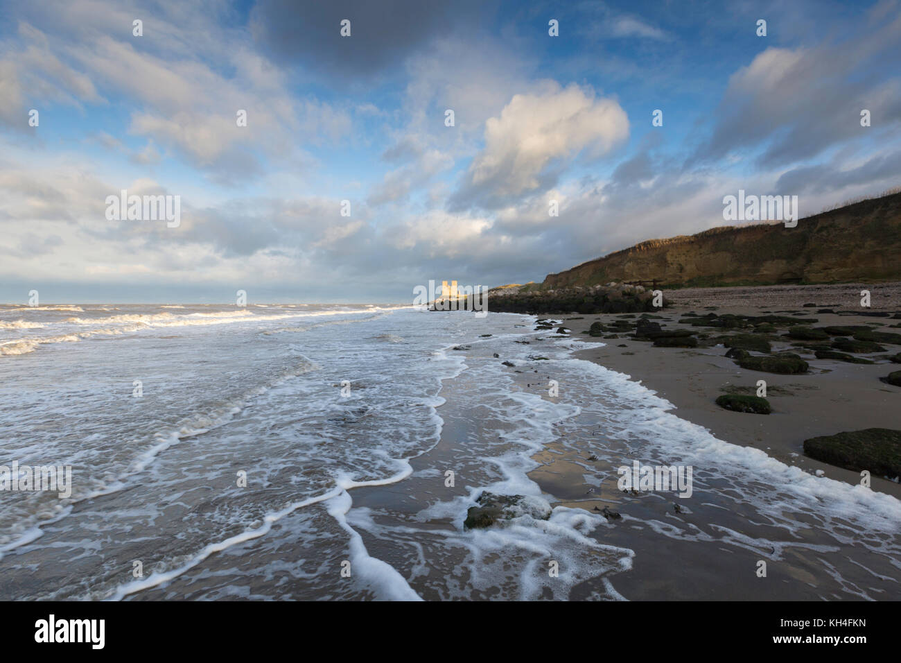 Große Wolken und sanften Wellen an Reculver Beach an der nördlichen Küste von Kent, UK. Stockfoto
