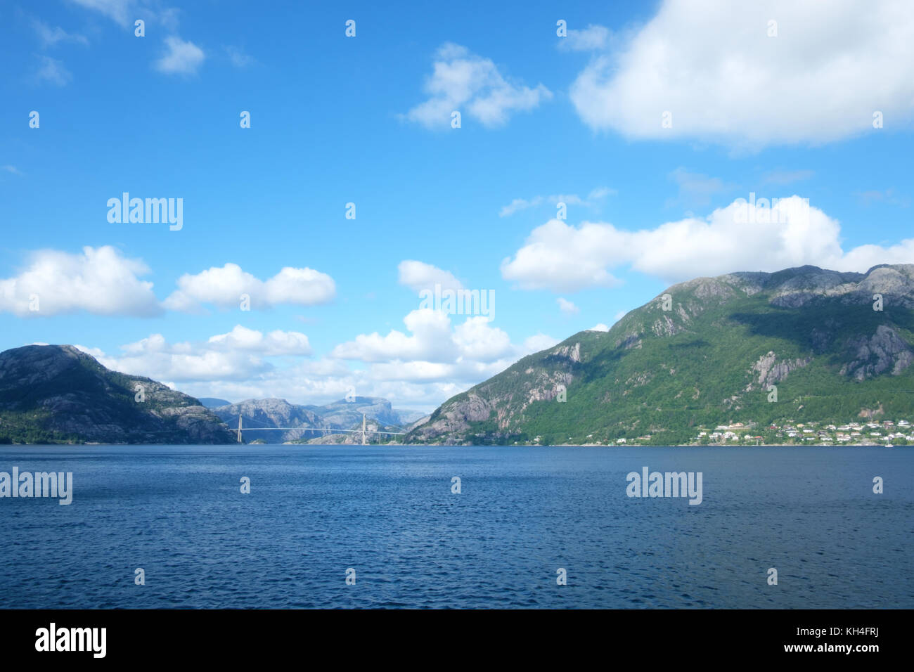 Sonnigen Morgen in der Nähe der Fähre vertäue Stockfoto