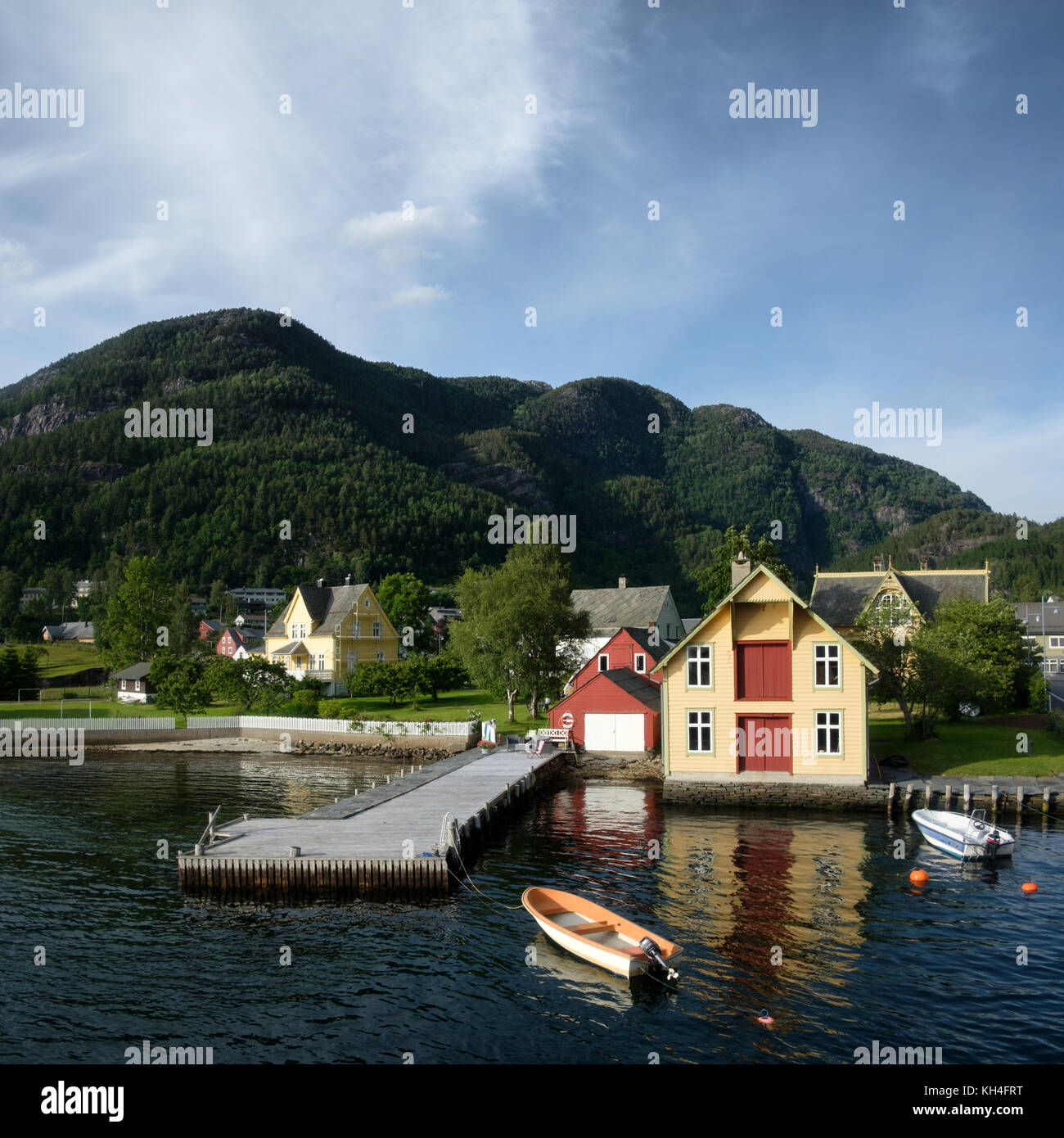 Typisch norwegische Landschaft mit roten Haus Stockfoto
