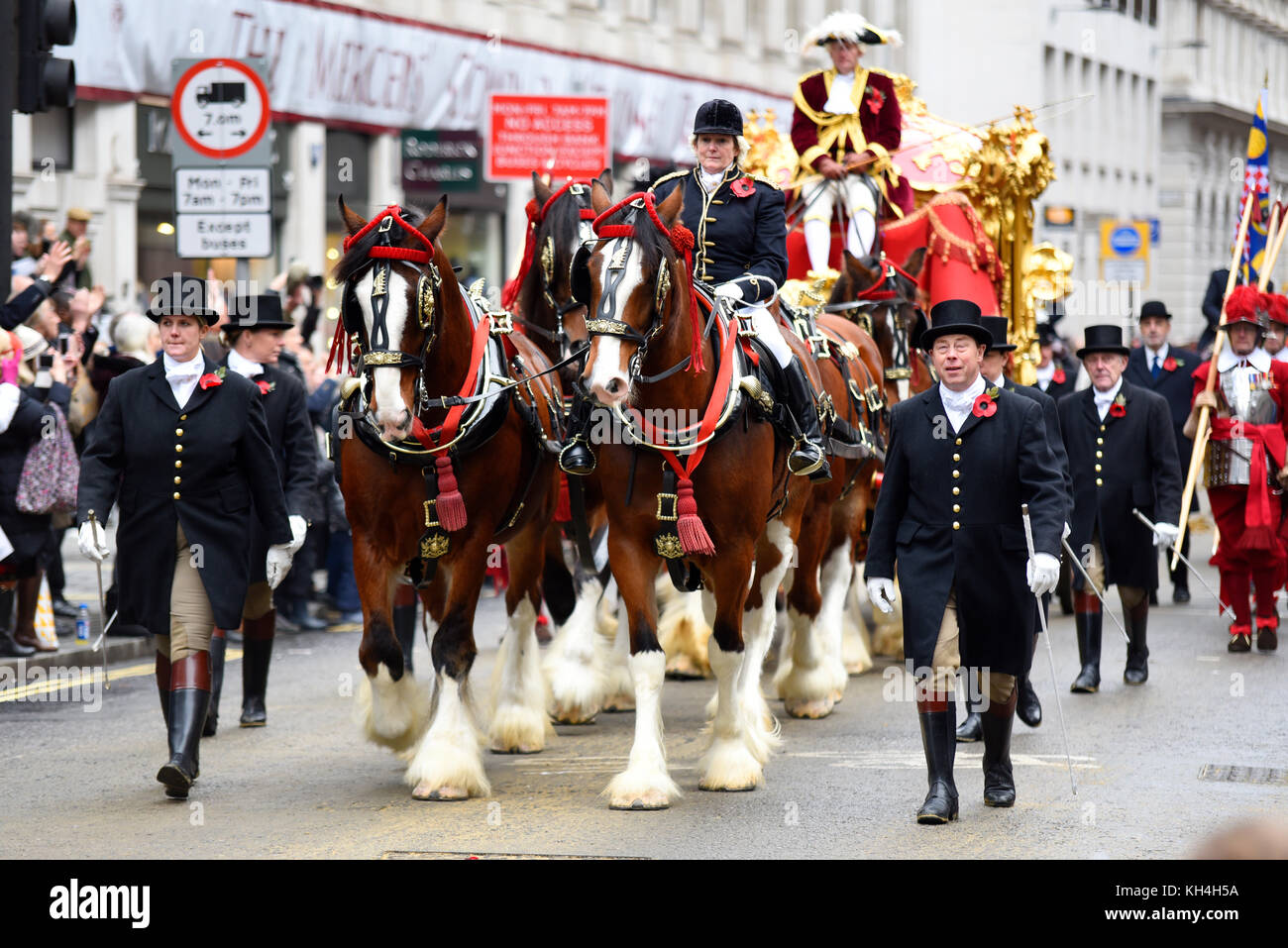 Lord Mayor's Gold State Coach und Escort bei der Lord Mayor's Show Prozession Parade entlang Cheapside, London Stockfoto