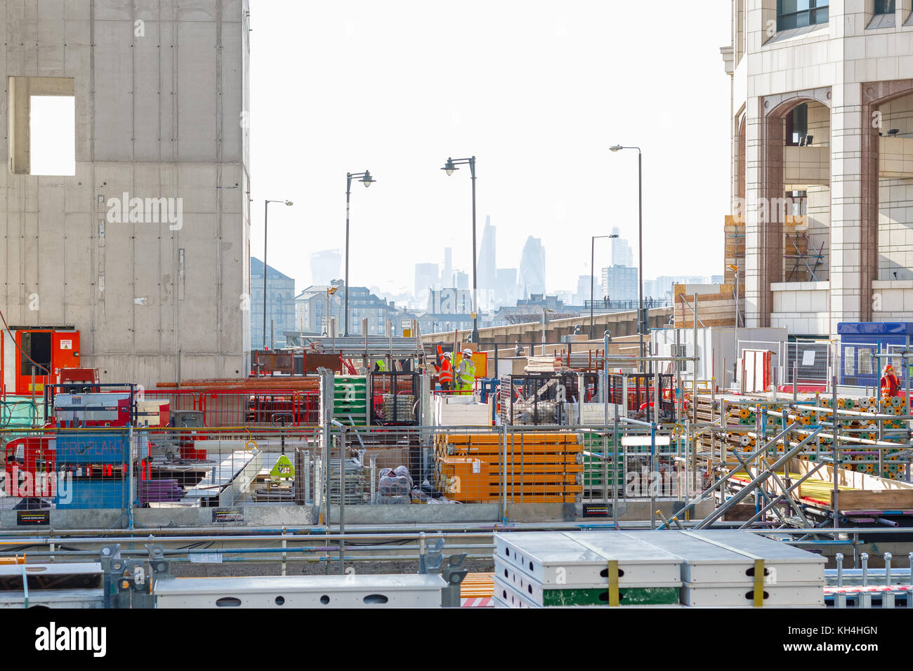 London, Großbritannien - 24 November, 2017 - Baustelle von Park Place, ein neues Amt Entwicklung in Canary Wharf mit Londoner Stadtbild im Hintergrund Stockfoto
