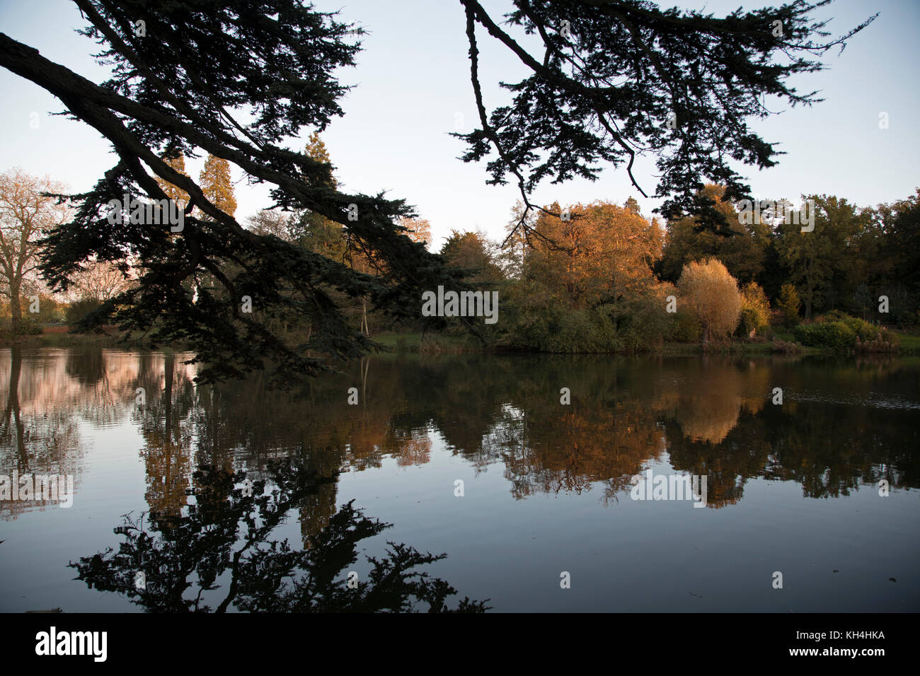 Außen auf dem Gelände der Herrenhaus Compton Verney in Kineton, Vereinigtes Königreich. Compton Verney Haus ist ein aus dem 18. Jahrhundert Herrenhaus in Compton Verney in der Nähe Kineton in Warwickshire, England, die umgewandelt wurde, die Compton Verney Galerie Haus. Das Gebäude ist eine denkmalgeschützte Haus im Jahre 1714 von Richard Verney, 11 Baron Willoughby de Brach gebaut. Stockfoto