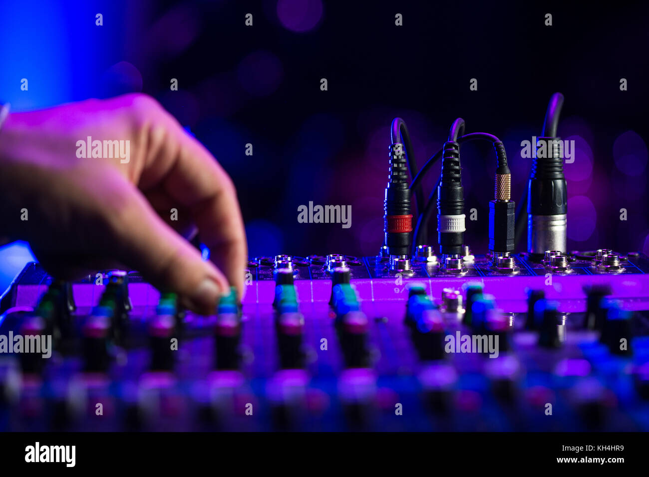 Audio Jack Dj Mixer DJ Mix Musik auf der Konsole, um die DJ s Hand, Frankreich Stockfoto