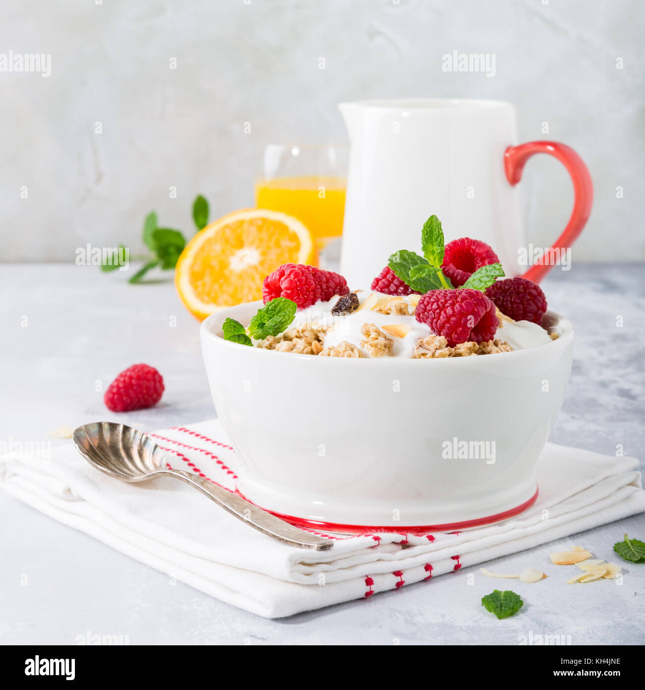 Gesundes Frühstück mit Müsli und Beeren Stockfoto