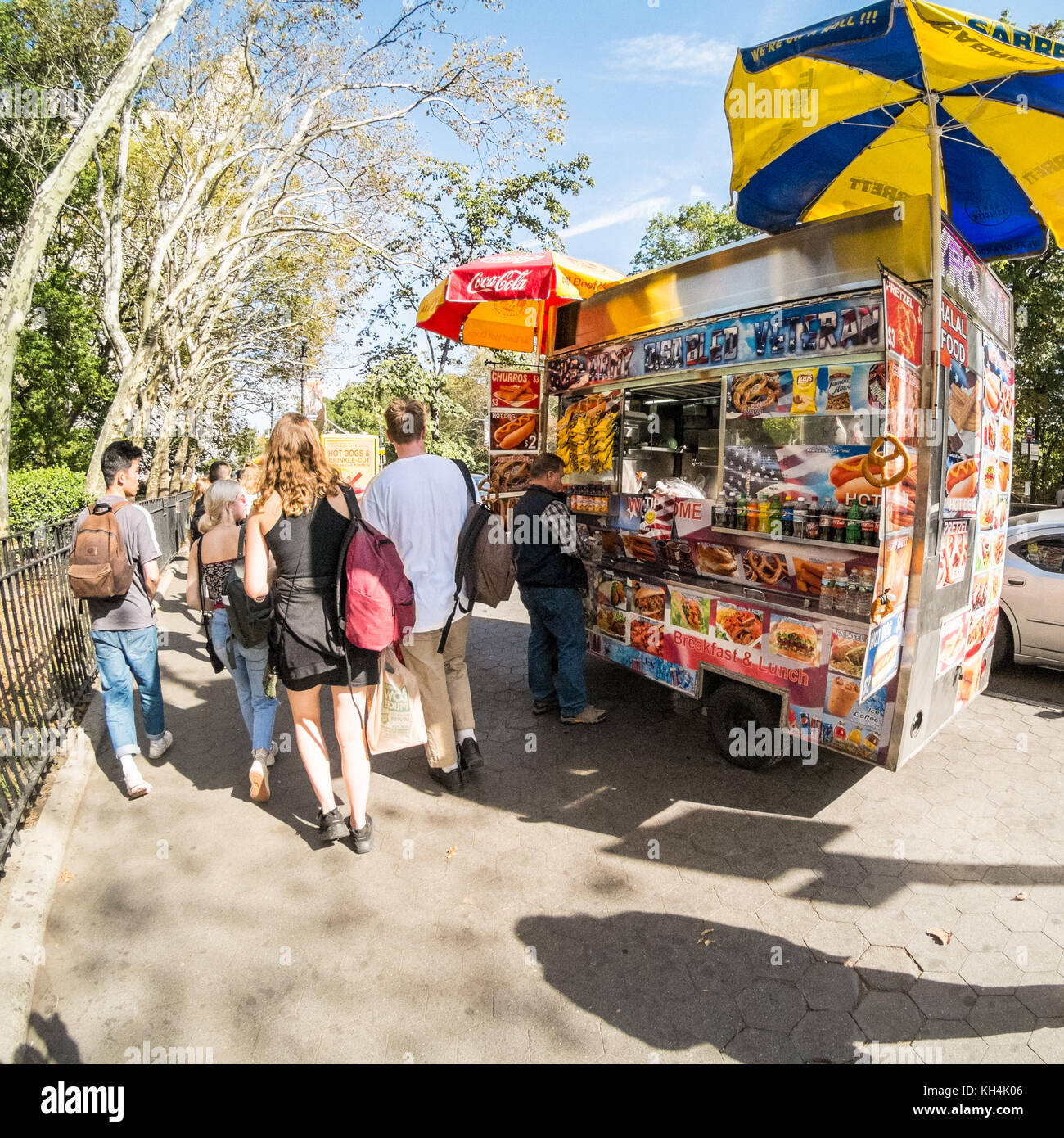 Hot Dog Essen Warenkorb außerhalb des Metropolitan Museum der Kunst, Fifth Avenue, New York City, Vereinigte Staaten von Amerika. Stockfoto