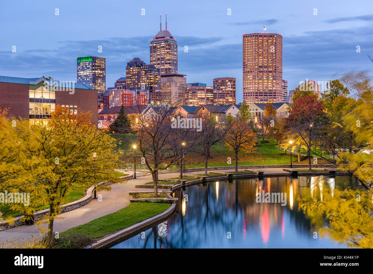 Indianapolis, Indiana, USA Skyline auf dem Kanal entfernt. Stockfoto