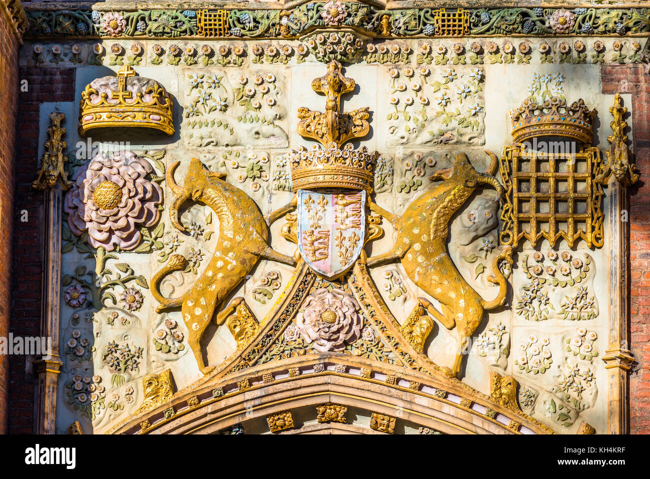 Kunstvolle Schnitzereien von Wappen auf St John's College im Torhaus. Trinity Street, Universität Cambridge, Cambridgeshire, England, UK. Stockfoto