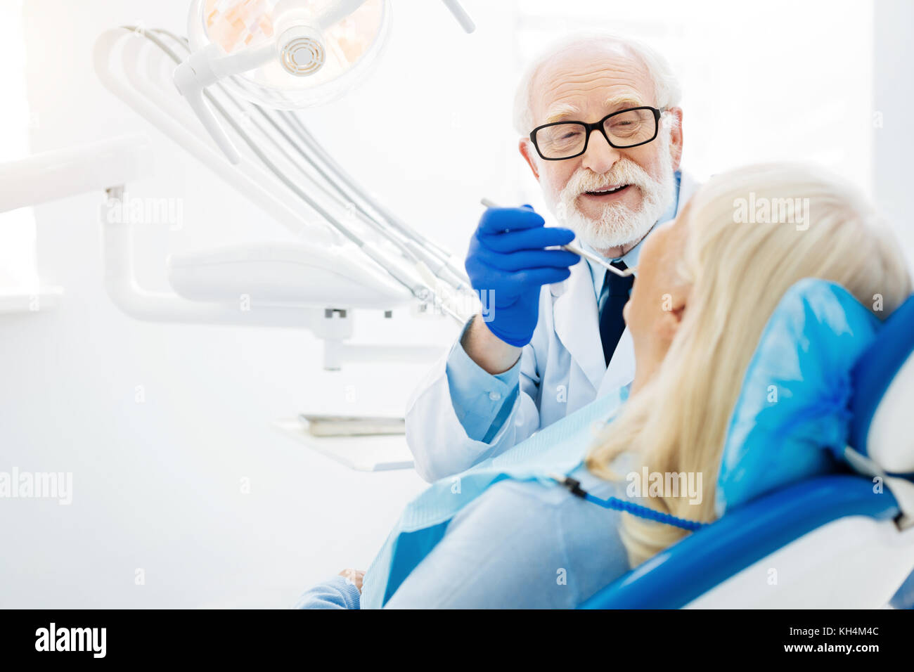 Qualifizierten Zahnarzt untersuchen Patienten Mundhöhle Stockfoto