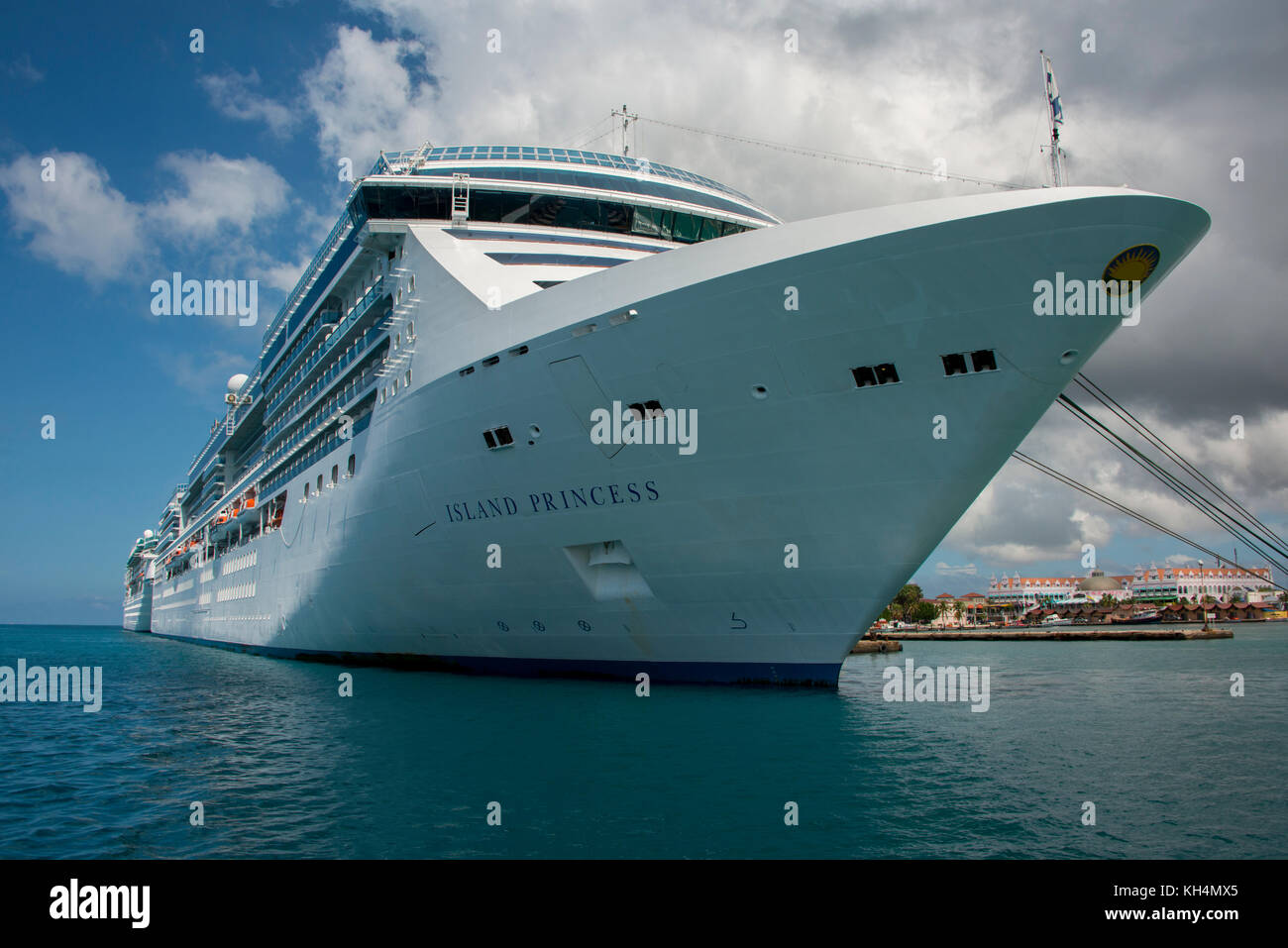 Karibik, Leeward Islands, Aruba (Teil der ABC-Inseln), Oranjestad. Kreuzfahrtschiff Island Princess im Hafen. Stockfoto