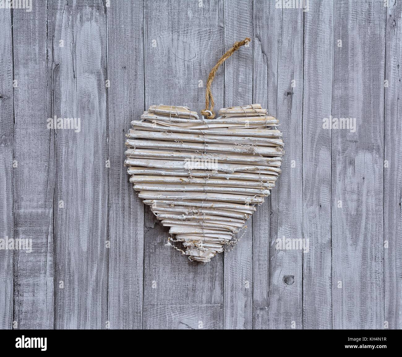 Kreative Holz- Herzen valentine auf Laufbelag Hintergrund Stockfoto