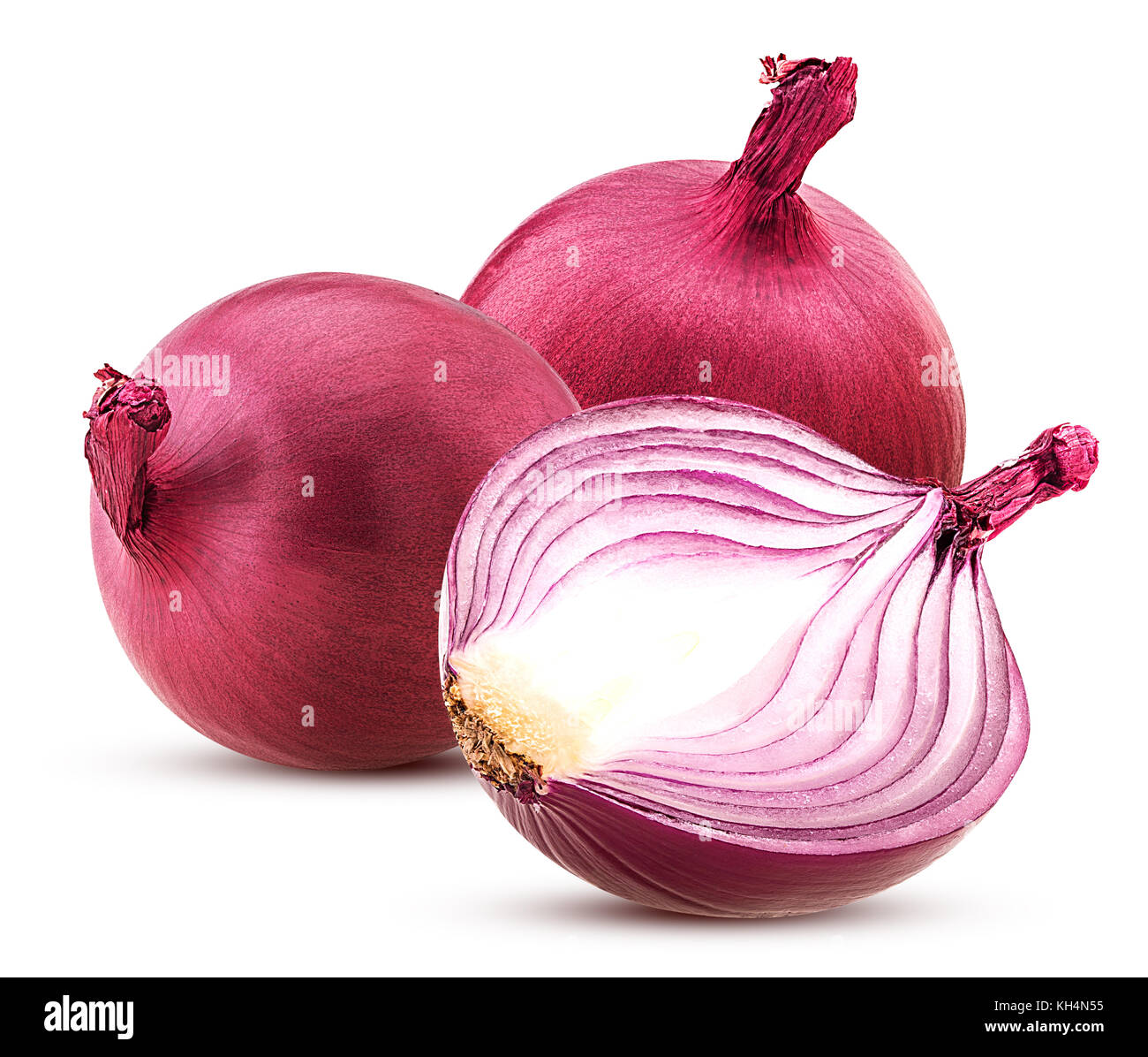 Zwei rote Zwiebel mit einem Schnitt in der Hälfte auf weißem Hintergrund Stockfoto