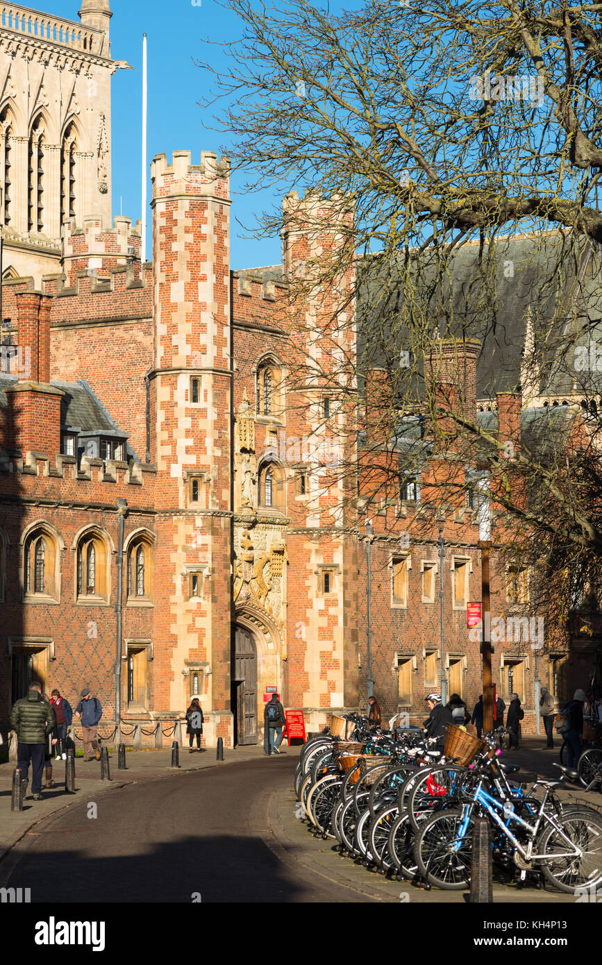 Trinity Street im Stadtzentrum mit St Johns und Trinity Colleges, Cambridge, Cambridgeshire, England, UK. Stockfoto