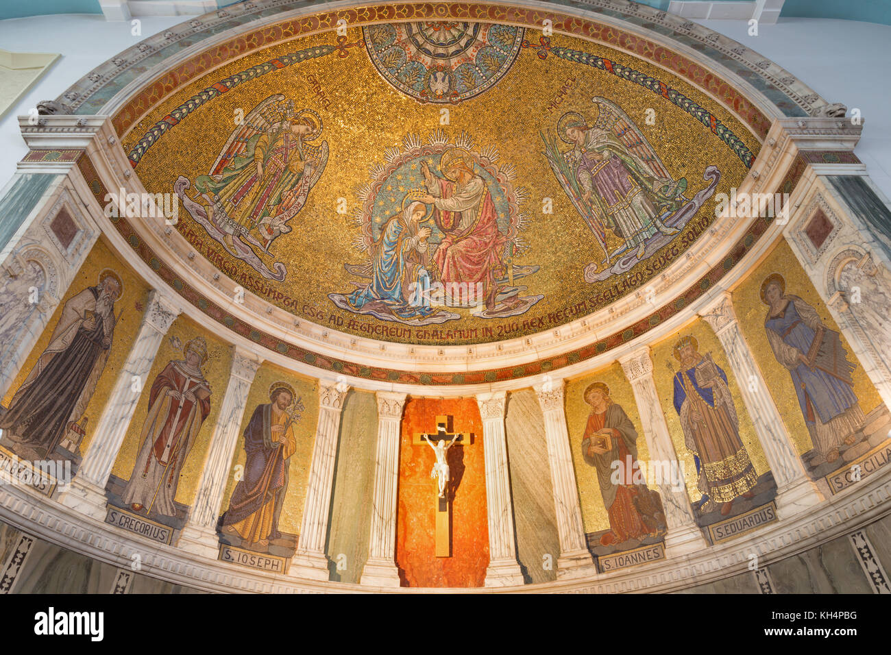 London, Großbritannien - 18 September 2017: Mosaik der Krönung der Jungfrau Maria und der Apsis der Kirche Unserer Lieben Frau von der Himmelfahrt form Ende des 19. Cen Stockfoto