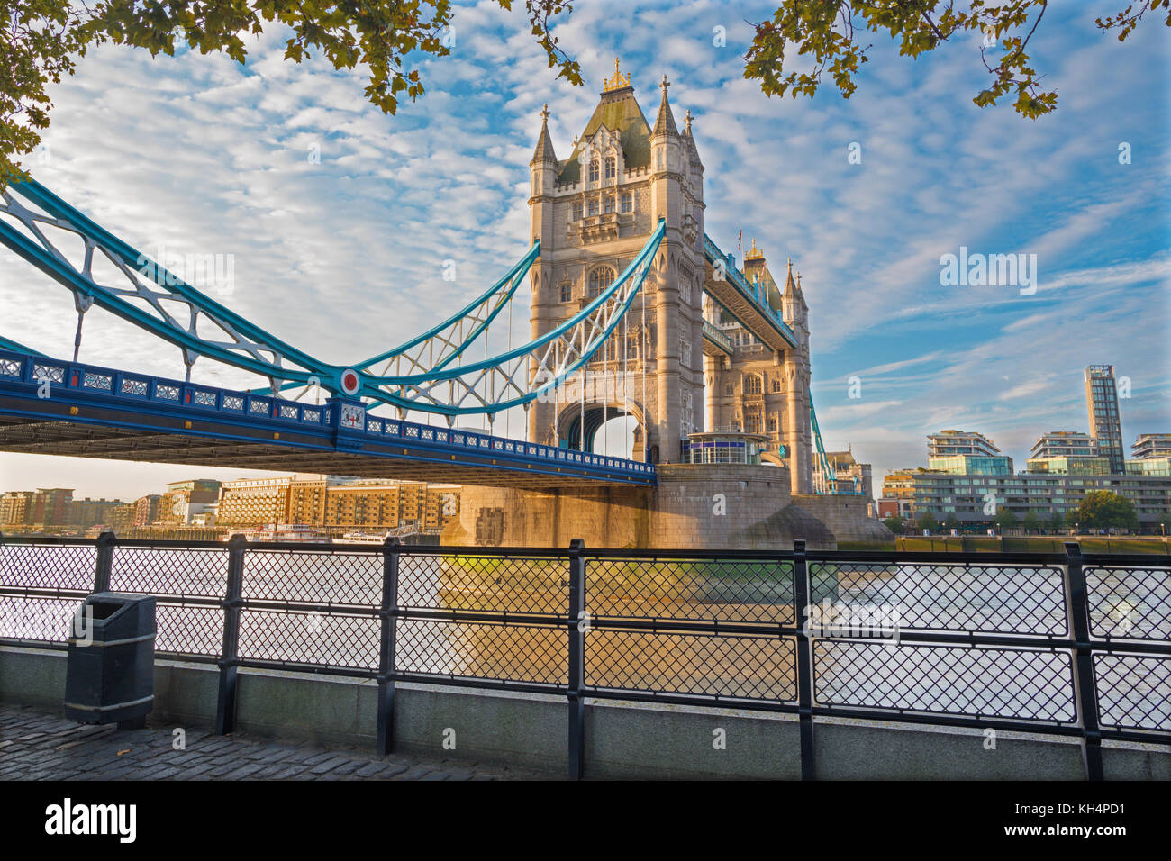 London - die Tower Bridge und der Thames Riverside im Morgenlicht. Stockfoto